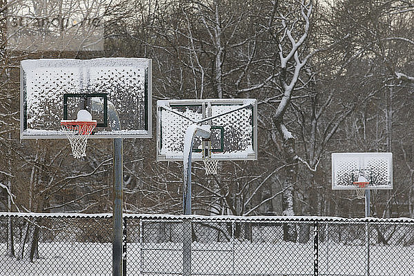 Basketballkörbe in einem Park nach einem Schneesturm  Boston Common  Boston  Suffolk County  Massachusetts  USA
