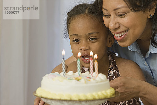 Hispanische Frau feiert den Geburtstag ihrer Tochter