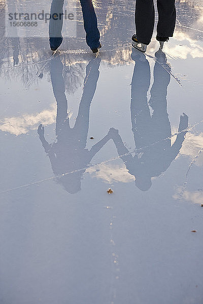 Spiegelung eines Eislaufpaares  Froschteich  Boston Common  Boston  Suffolk County  Massachusetts  USA