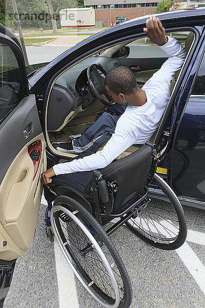 Mann mit Hirnhautentzündung betritt mit seinem Rollstuhl sein Auto