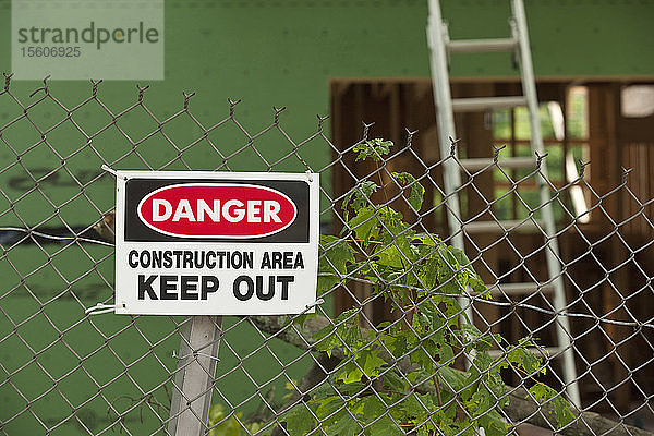 Verbotsschild auf einer Baustelle