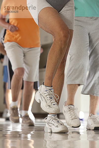 Senioren beim Training in einem Fitnessstudio