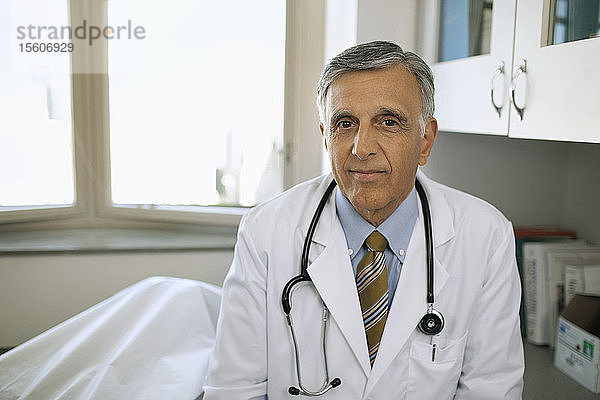 Porträt eines seriösen Oberarztes