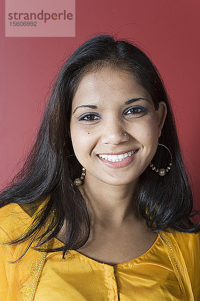 Porträt einer lächelnden jungen Frau.