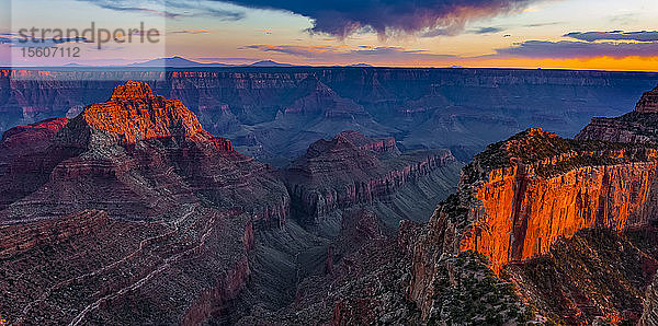 Grand Canyon North Rim bei Sonnenuntergang  Arizona  Vereinigte Staaten von Amerika