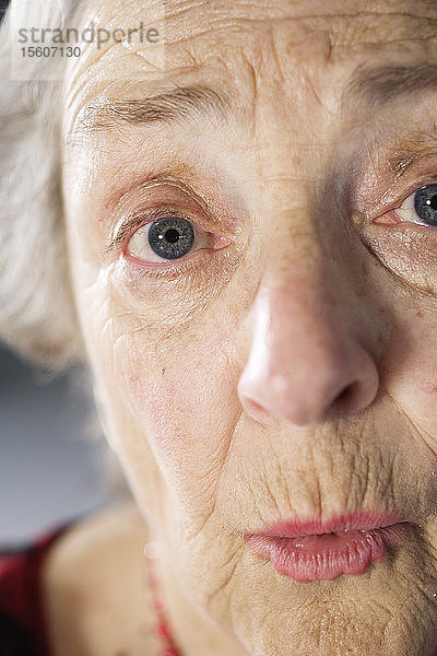 Porträt einer schockierten älteren Frau.