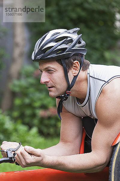 Mann mit Querschnittslähmung im Behindertenrennrad