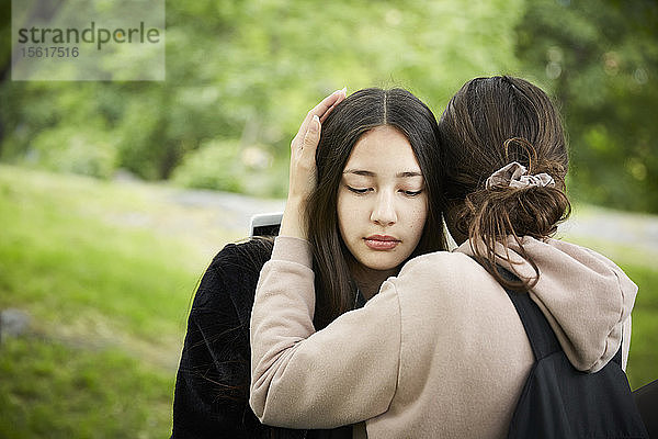 Teenager-Mädchen tröstet Freundin