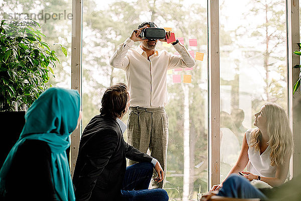 Geschäftsmann trägt einen Virtual-Reality-Simulator während einer Konferenz im Kongresszentrum