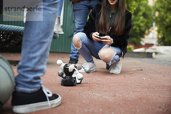 Geringer Anteil von Freunden  die während der Schlacht Roboter über Smartphone bedienen