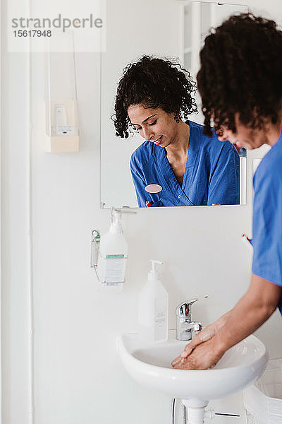 Krankenschwester wäscht Hände am Waschbecken im Krankenhaus