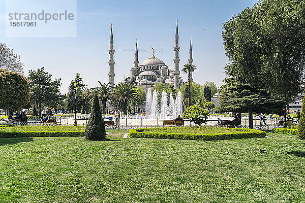 Sultan-Ahmed-Moschee  eine Moschee aus dem 17. Jahrhundert  die als eine der schönsten Moscheen der Welt gilt  entworfen von dem berühmten Architekten Sinan  Istanbul  Türkei