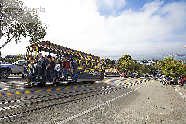 Menschen fahren mit einer Seilbahn auf der Straße  San Francisco  Kalifornien  USA
