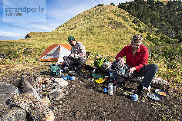 Zwei Rucksacktouristen beim Frühstück auf ihrem Campingplatz an der Lost Coast