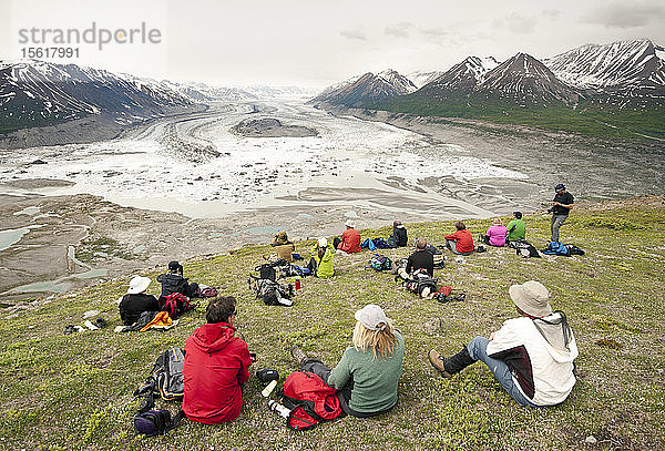 Eine Gruppe von Wanderern entspannt sich auf dem Goatherd Mountain oberhalb des Lowell Lake  Alsek River  Kanada