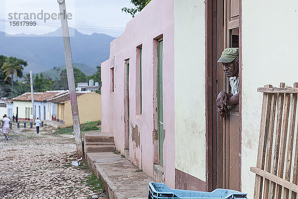 Ein schwarzer Mann hängt von ihrem Haus in Trinidad  Kuba ab