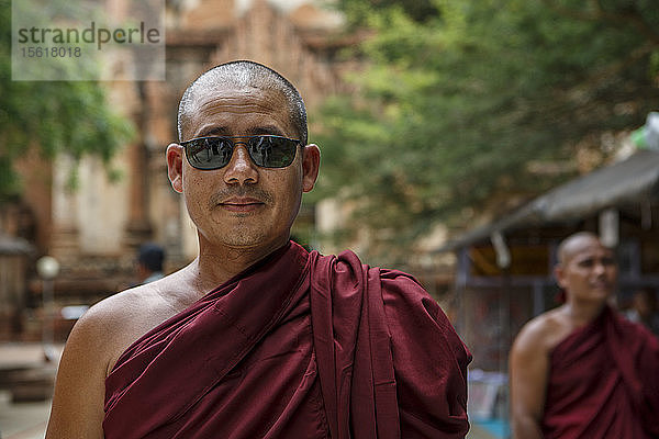 Kopf-Schulter-Porträt eines buddhistischen Mönchs mit Sonnenbrille  Bagan  Mandalay  Myanmar