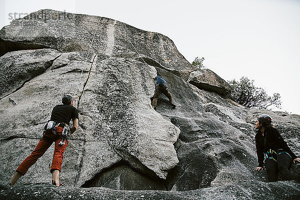 Kletterer in den Penthouse Cracks (5.8) an der Swan Slab Wand im Yosemite Valley.