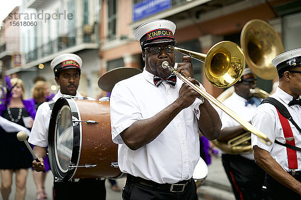 Die Kinfolk Brass Band führt eine Second-Line-Parade im French Quarter von New Orleans  Louisiana  an