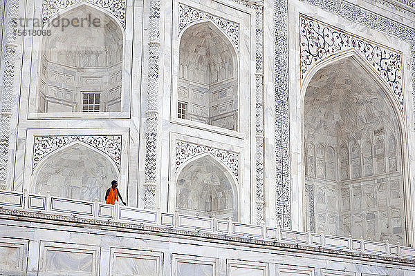 Mann vor dem Taj Mahal  UNESCO-Weltkulturerbe  Agra  Uttar Pradesh  Indien
