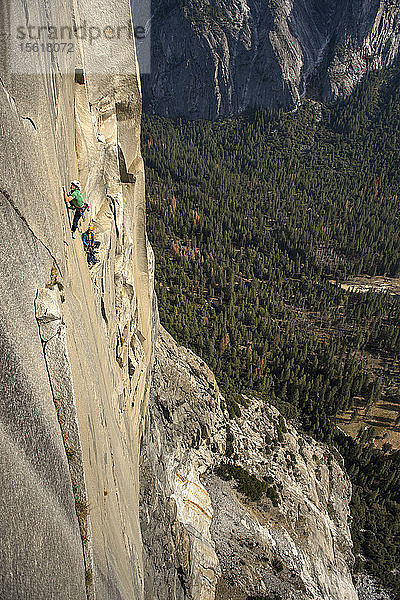 Langzeitbelichtung von zwei männlichen Bergsteigern auf der gefährlichen Route des El Capitan