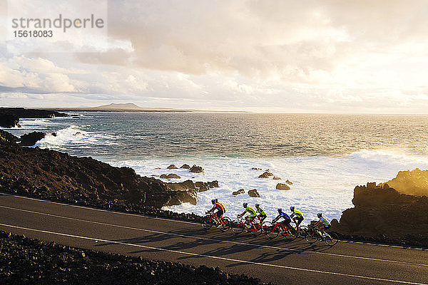 Gruppe von Radfahrern auf der Küstenstraße  Timanfaya-Nationalpark  Lanzarote  Kanarische Inseln  Spanien