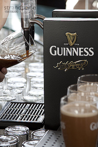 Ein Guinness-Pint wird im Guinness Storehouse  Irland  eingeschenkt