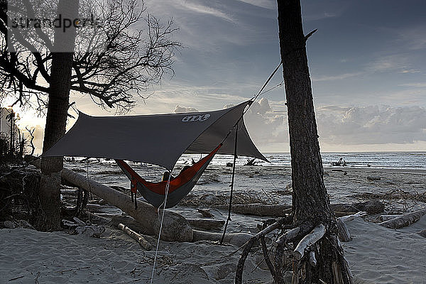 Camping-Hängematte am Strand aufgestellt.