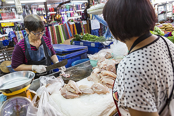 Marktverkäufer schneidet Fleisch  Thailand