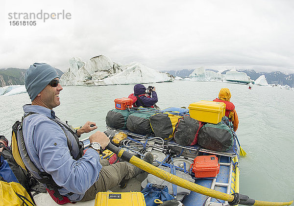Ansicht von Flößern  die durch Eisberge auf dem Alsek-See navigieren