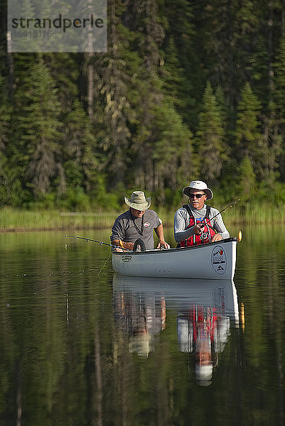 Pfadfinder beim Kanufahren auf der Bowron Lakes-Strecke. Bowron Lakes Provincial Park. Quesnel  Britisch-Kolumbien