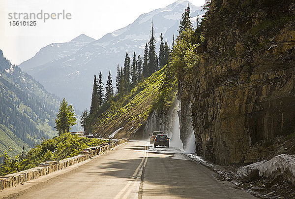 Die kaskadenartige Schneeschmelze auf der berühmten Going to the Sun Road im Glacier National Park  selbst Anfang Juli (Bild)  ist ein Teil dessen  was diesen Highway zu einer der landschaftlich reizvollsten und gefährlichsten Straßen der Welt macht.