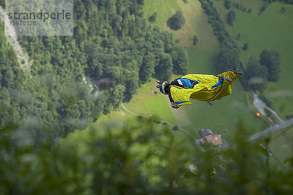 Wingsuit-BASE-Springer Neil Amonson verlässt den Ausstiegspunkt der Via Ferrata im Lauterbrunnental in der Schweiz.