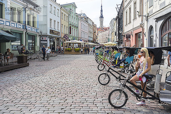 Fahrradtaxis in Tallinn warten auf Kunden  die die Altstadt besuchen wollen