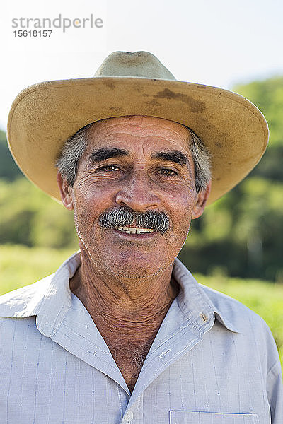 Kopfporträt eines lächelnden Landwirts mit Hut  Vinales  Provinz Pinar del Rio  Kuba