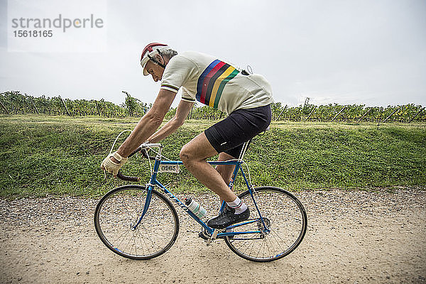 Ein Fahrer des Eroica-Rennens. Die Eroica ist eine Radsportveranstaltung  die seit 1997 in der Provinz Siena stattfindet  mit Strecken  die meist auf unbefestigten Straßen mit alten Fahrrädern zurückgelegt werden. Normalerweise findet es am ersten Sonntag im Oktober statt.