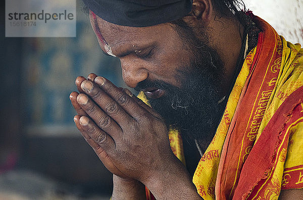 Hindu-Sadahu beim Gebet im Indreshwar-Mahadev-Tempel in der Stadt Panaut