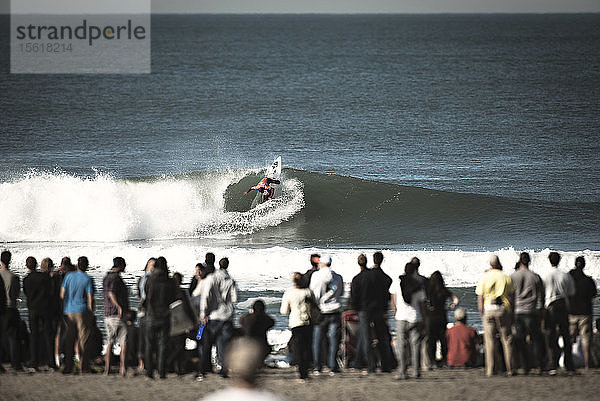 surfer auf der welle in san francisco  kalifornien