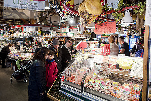 Kunden betrachten das Fleisch in einer Feinkostabteilung auf einem Markt in Granville Island  Vancouver  British Columbia.