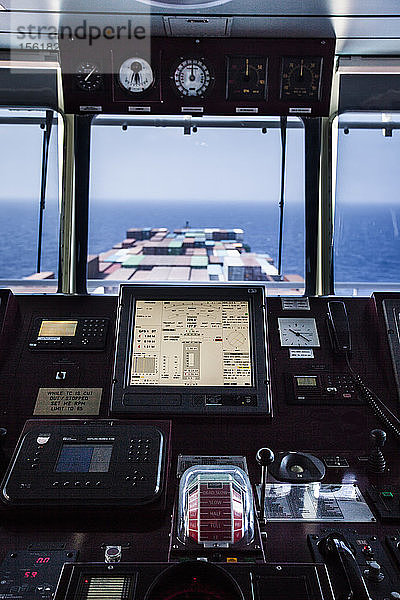 Blick vom Navigationsdeck eines Containerschiffs auf See.