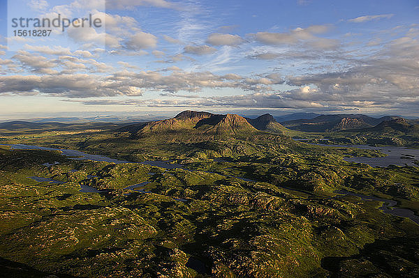 Blick auf die Landschaft vom Gipfel des Suilven Mountain. Schottland  Vereinigtes Königreich.