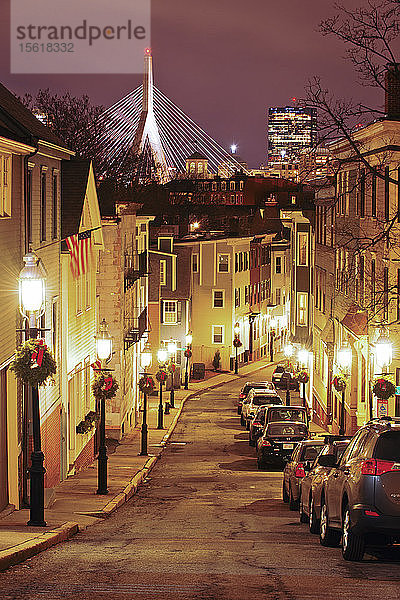 Zakim-Brücke über der Charlestown Street bei Nacht  weihnachtlich geschmückt  Boston  Massachusetts  USA