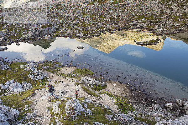 Blick von oben auf einen Wanderer in Dolina Sedmerih Jezer  Tal der Sieben Seen  Triglav Nationalpark  Slowenien