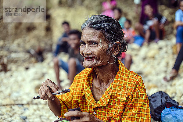 Porträt einer älteren Frau  die eine Betelnuss isst  Insel Sumba  Indonesien