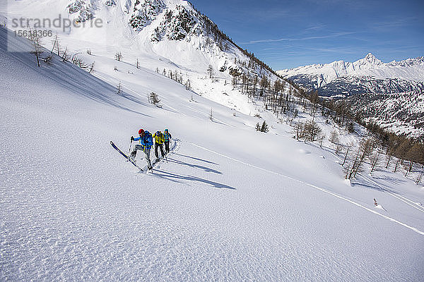 Gruppe von Personen beim Skilanglauf in den Schweizer Alpen  Simplonpass  Kanton Wallis  Schweiz