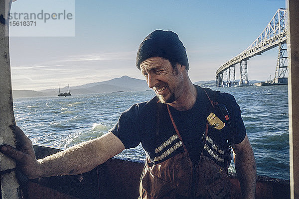 Ein Deckshelfer auf einem Schlepper in der Bucht von San Francisco.