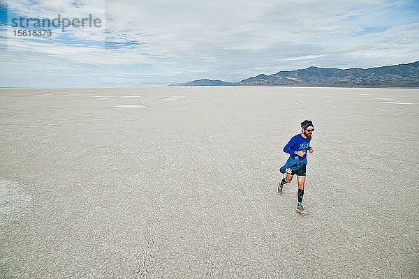 Ein männlicher Athlet läuft über die Bonneville Salt Flats während des Salt Flats 100 in Bonneville  Utah.