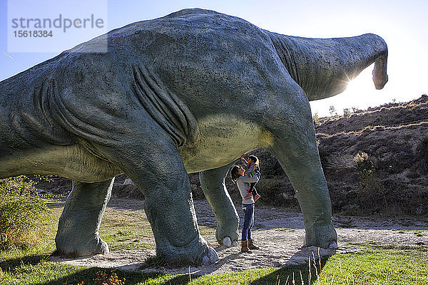 Spanien  La Rioja  Enciso. Statue eines Dinosauriers an der Fundstelle von Dinosaurier-Fußabdrücken in La Virgen del Campo. La Rioja Baja beherbergt einige der wichtigsten Ichnitreste  Fossilien und Dinosaurier-Fußabdrücke der Welt.