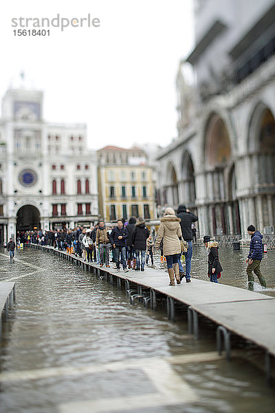 Touristen drängen sich in der Pizza San Marco in Venedig  Italien