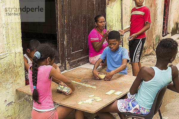 Eine Gruppe von Kindern spielt Dominos auf der Straße in Havanna  Kuba